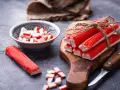 Surimi co to? Paluszki krabowe, pokrojone i całe, na desce i w miseczce, gotowe do sałatki.