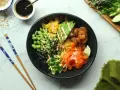 Kolorowy poke bowl z krewetkami, awokado, edamame i marchewką. Idealny przepis na szybki i zdrowy posiłek.