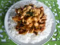 Pyszny kurczak po pekińsku z pieczarkami, podany na białym ryżu. Aromatyczne danie, które zachwyci każdego smakosza.
