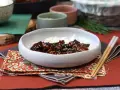 Pyszny kurczak po japońsku w sosie teriyaki, podany z ryżem i posypany sezamem.