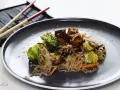 Pyszne danie z makaronem konjac, tofu i warzywami. Idealne przepisy na lekki obiad.
