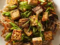 Chrupiące, smażone tofu z warzywami i kaszą. Pyszne danie pełne smaku i zdrowia.