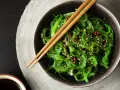 Sałatka z wodorostów wakame, posypana sezamem i chili. Zastanawiasz się wakame co to? To pyszna, zdrowa przekąska.