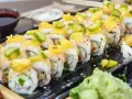 Tykwa sushi z mango i awokado, podana z sosem sojowym i wasabi.
