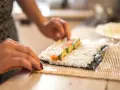 Sushi w domu? Opanuj sztukę: od ryżu po idealne rolki!