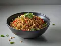 Miseczka makaronu sojowego z chili, orzeszkami ziemnymi i kolendrą.
