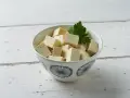 Kostki tofu w misce, gotowe do przygotowania. Dowiedz się, jak smakuje tofu i odkryj jego wszechstronność w kuchni.