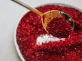 Złota łyżka nabiera gochugaru, koreańskich płatków chili. To właśnie gochugaru co to za przyprawa?