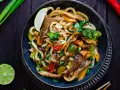 Pyszny makaron udon z warzywami i grzybami. Idealny przepis na szybki obiad.