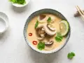 Aksamitna tajska zupa z grzybami, limonką i chili. Aromatyczny posiłek, który rozgrzewa.