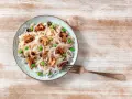 Makaron konjac z pieczarkami i groszkiem. To zdrowe danie, które odpowie na pytanie: konjac co to.