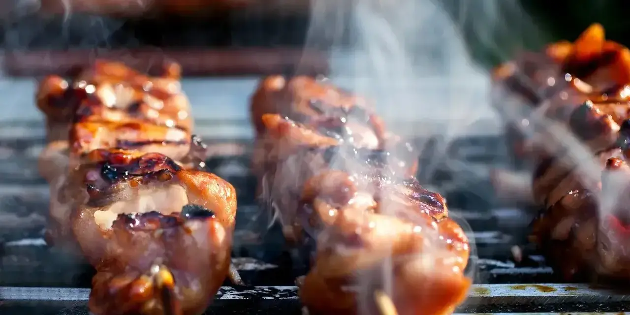 Soczyste yakitori na grillu, dymiące i apetycznie przypieczone.
