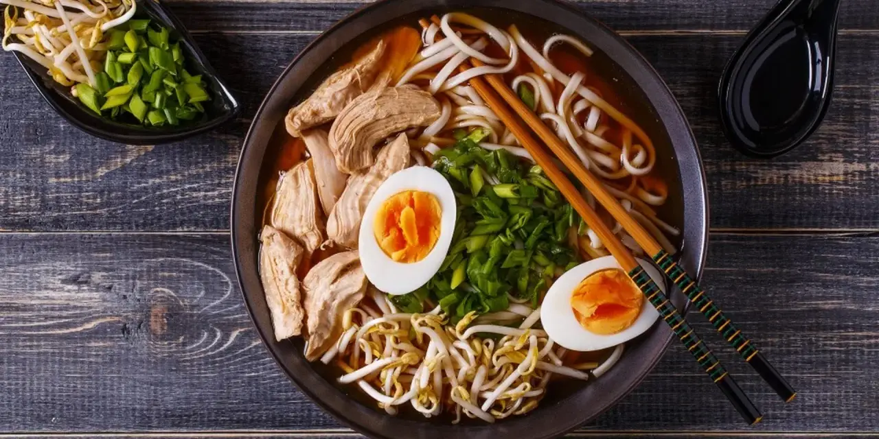Czy ramen jest zdrowy? Dietetyk radzi, jak jeść go bez wyrzutów