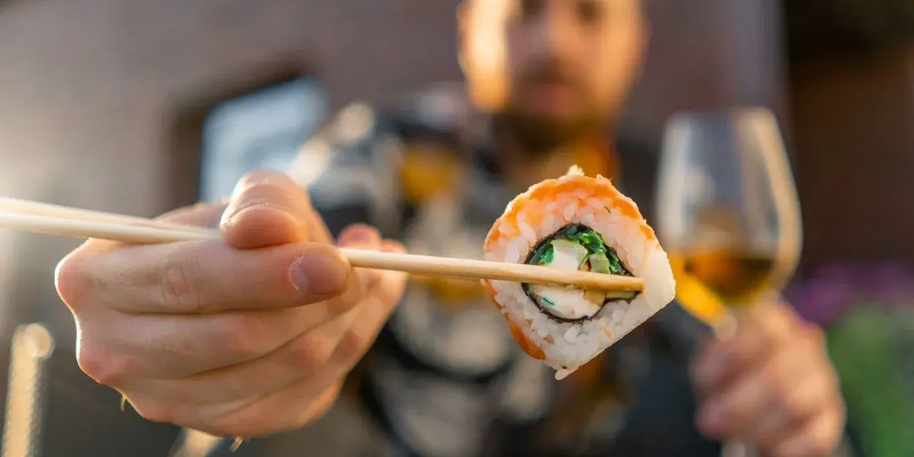 Jedz sushi jak pro: Pałeczki, sos, etykieta. Bez stresu i faux pas!