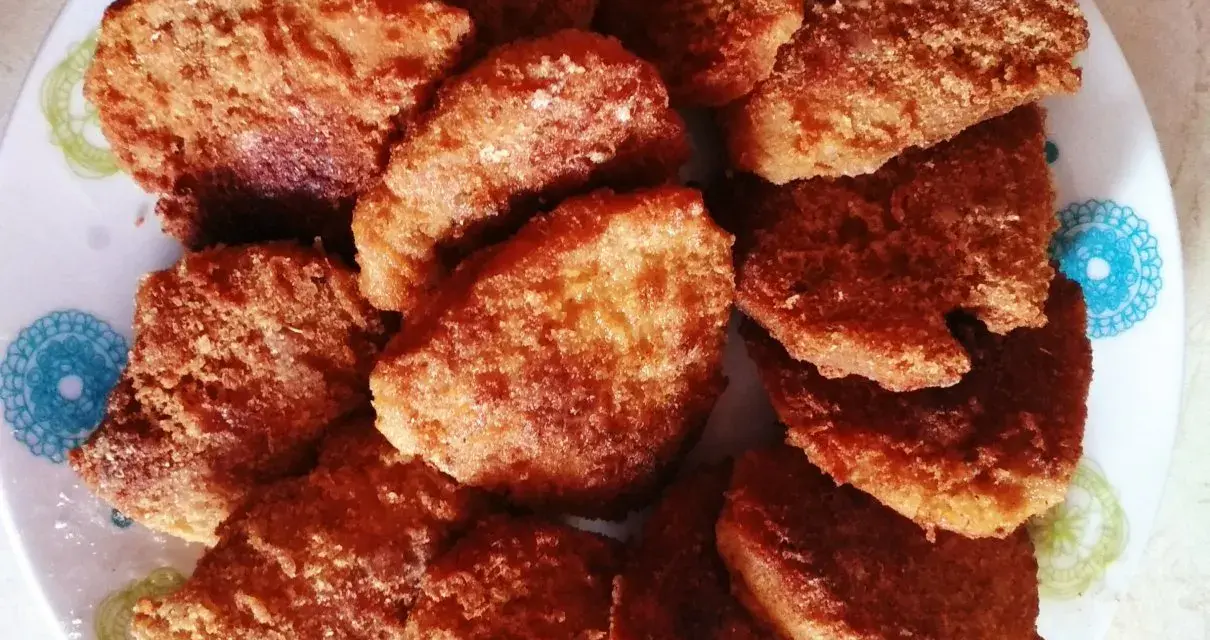 Usmażone kotlety sojowe na talerzu z wzorem.