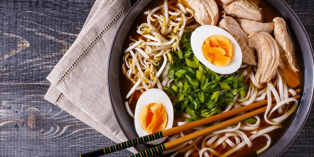Ramen: Jaka to kuchnia? Japońska z chińskimi korzeniami!