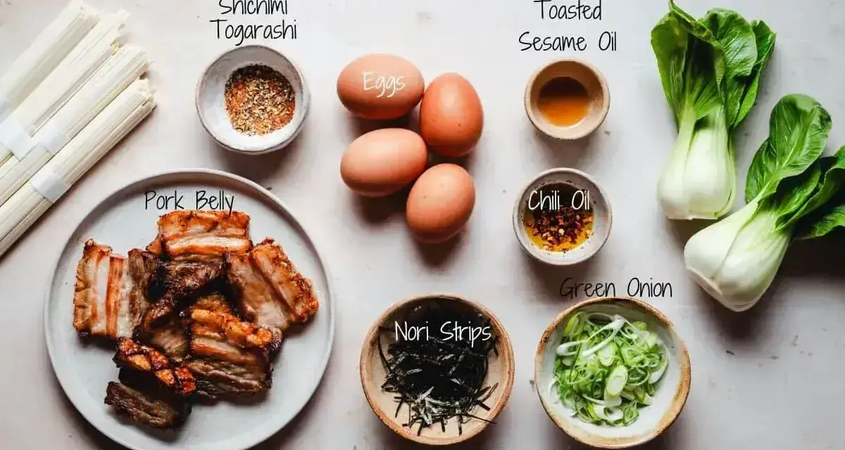 Składniki do shoyu ramen: makaron, boczek, jajka, pak choi, nori, cebulka, shichimi togarashi, olej sezamowy i chili.