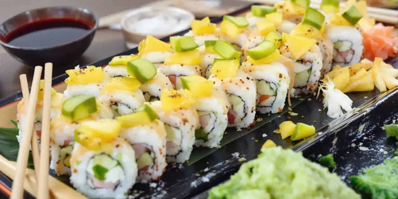 Tykwa sushi z mango i awokado, podana z sosem sojowym i wasabi.