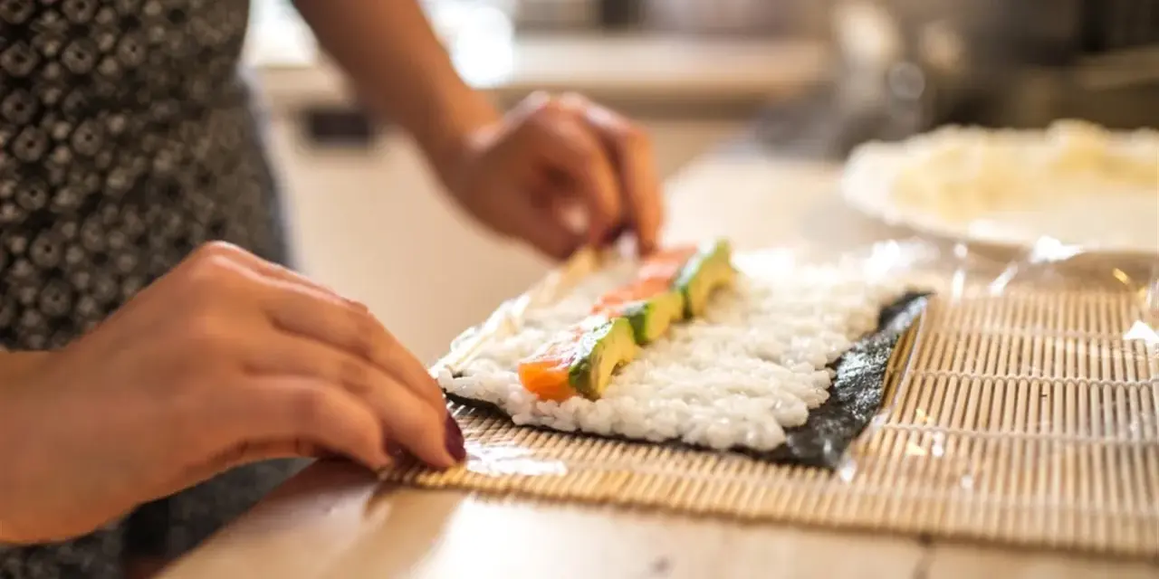 Sushi w domu? Opanuj sztukę: od ryżu po idealne rolki!