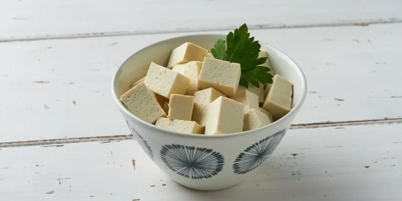 Kostki tofu w misce, gotowe do przygotowania. Dowiedz się, jak smakuje tofu i odkryj jego wszechstronność w kuchni.