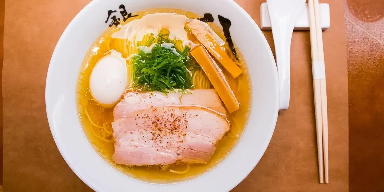 Ile kalorii ma ramen? Zaskakujące fakty i lżejsze opcje