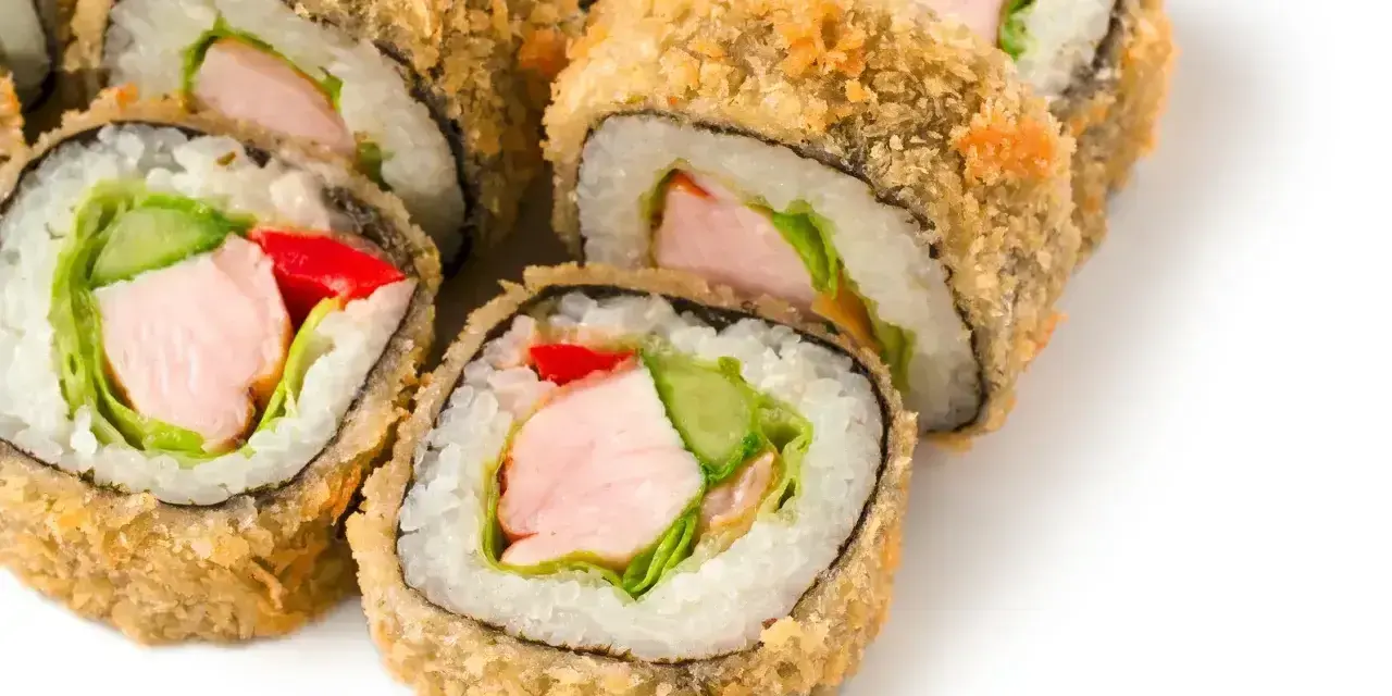 Chrupiące sushi z kurczakiem, sałatą, ogórkiem i czerwoną papryką. Idealne na przekąskę.