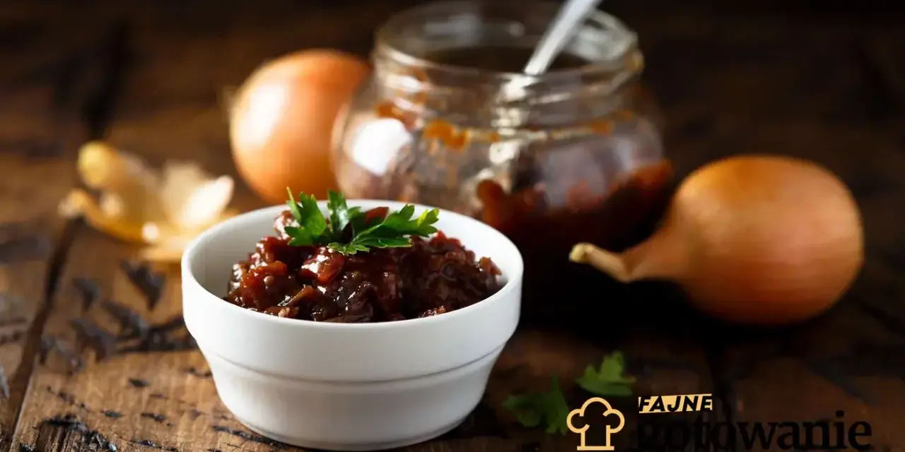 Cebulowy chutney w miseczce, obok cebuli i słoiczka. Pyszny dodatek do dań, który warto zrobić samemu.