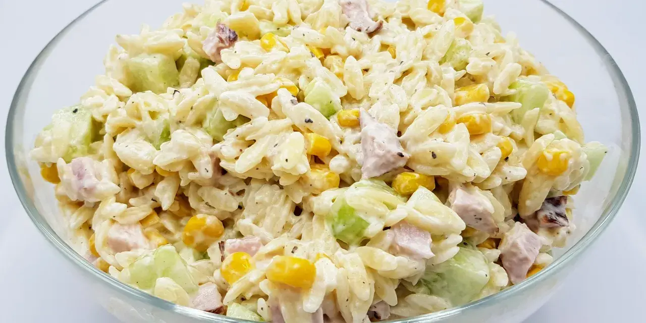 Sałatka z makaronem orzo: Przepisy i sekret sypkiego makaronu