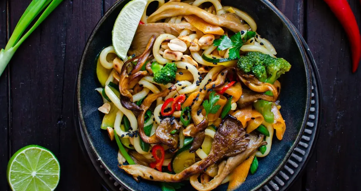 Pyszny makaron udon z warzywami i grzybami. Idealny przepis na szybki obiad.