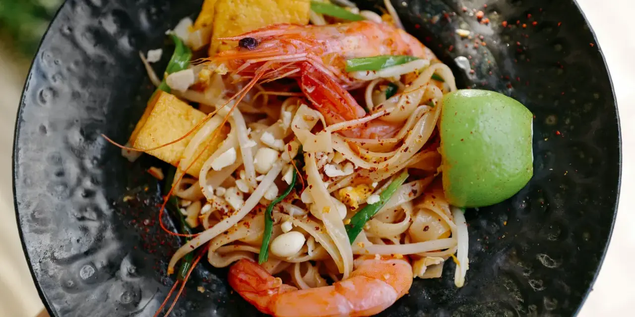 Pad Thai: Jak jeść, by uniknąć gaf i poczuć Tajlandię?