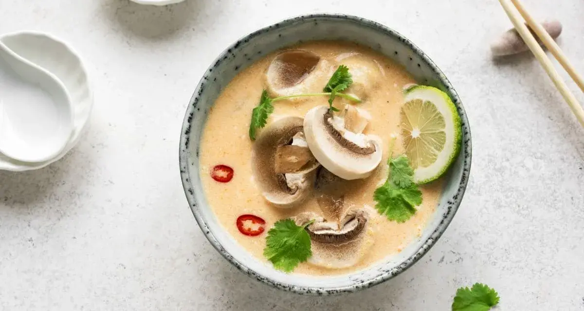 Aksamitna tajska zupa z grzybami, limonką i chili. Aromatyczny posiłek, który rozgrzewa.
