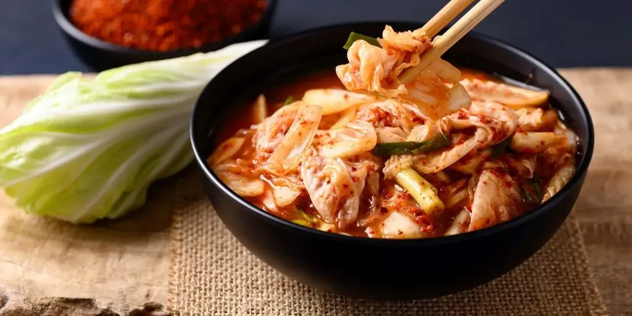 Kimchi: Z czym jeść? 20+ inspiracji. Od tradycji po fusion!