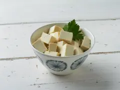 Kostki tofu w misce, gotowe do przygotowania. Dowiedz się, jak smakuje tofu i odkryj jego wszechstronność w kuchni.