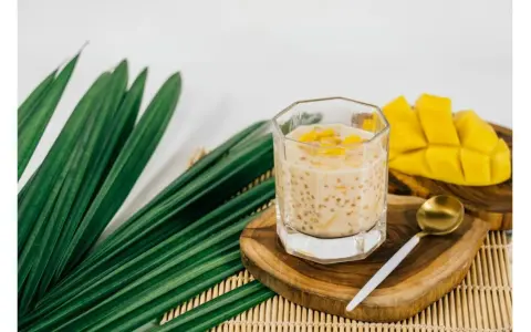 Deser z tapioki z mango. Czy wiesz, tapioka co to? Małe kuleczki w mleku, z kawałkami owoców.