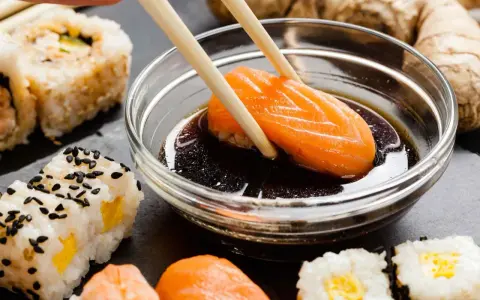 Sos sojowy do sushi: Jasny czy ciemny? Werdykt eksperta!