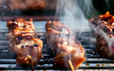 Soczyste yakitori na grillu, dymiące i apetycznie przypieczone.