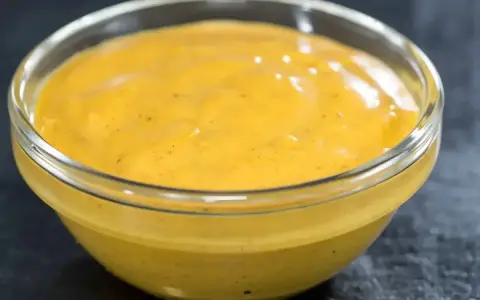 Gęsty, kremowy sos curry w szklanej miseczce, gotowy do podania z ulubionym daniem.