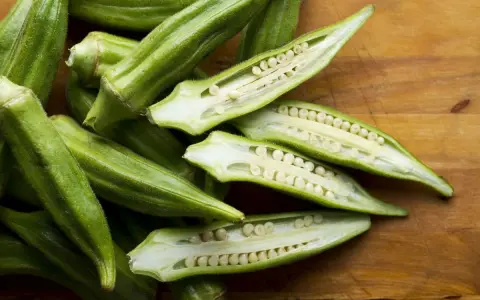 Zielona okra, pokrojona wzdłuż, ukazuje swoje liczne nasiona. To warzywo, które warto poznać!