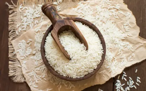 Ryż: Ile ma węglowodanów? IG, skrobia oporna, zamienniki keto