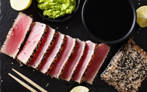 Pyszne tataki z tuńczyka w sezamie, podane z wasabi, sosem sojowym i limonką.