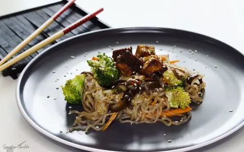 Pyszne danie z makaronem konjac, tofu i warzywami. Idealne przepisy na lekki obiad.
