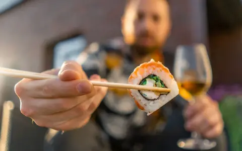 Jedz sushi jak pro: Pałeczki, sos, etykieta. Bez stresu i faux pas!