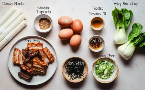 Składniki do shoyu ramen: makaron, boczek, jajka, pak choi, nori, cebulka, shichimi togarashi, olej sezamowy i chili.