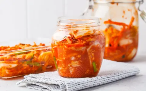 Kimchi z kapusty pekińskiej: Twój przepis na koreański superfood