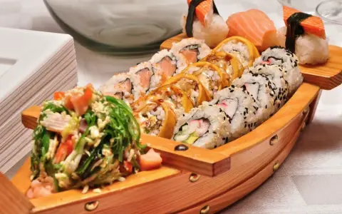 Z jakiego kraju pochodzi sushi? Odpowiedź Cię zaskoczy!