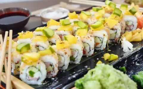Tykwa sushi z mango i awokado, podana z sosem sojowym i wasabi.