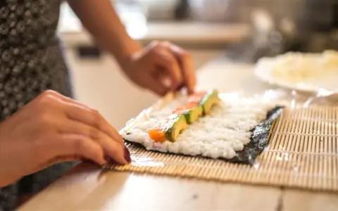 Sushi w domu? Opanuj sztukę: od ryżu po idealne rolki!