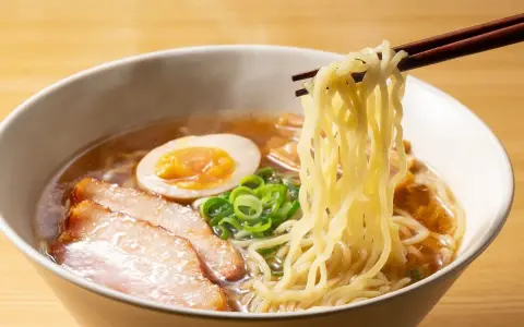 Co to jest ramen? Odkryj sekrety kultowej japońskiej zupy