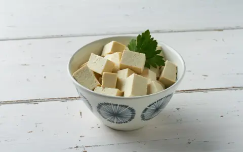 Kostki tofu w misce, gotowe do przygotowania. Dowiedz się, jak smakuje tofu i odkryj jego wszechstronność w kuchni.