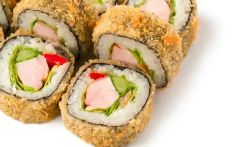 Chrupiące sushi z kurczakiem, sałatą, ogórkiem i czerwoną papryką. Idealne na przekąskę.